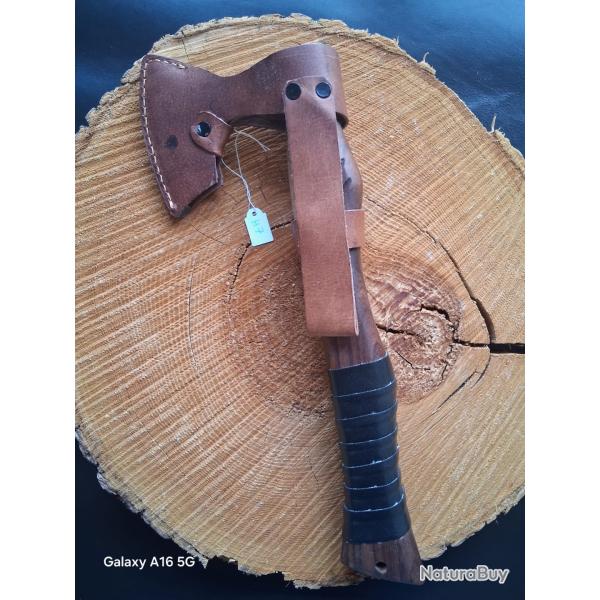 H7 - Hache style Viking - Manche bois sculpt� et cuir - �tui cuir