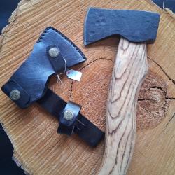 H8 - Hache style Viking - Finition brute - Manche bois - &Eacute;tui cuir