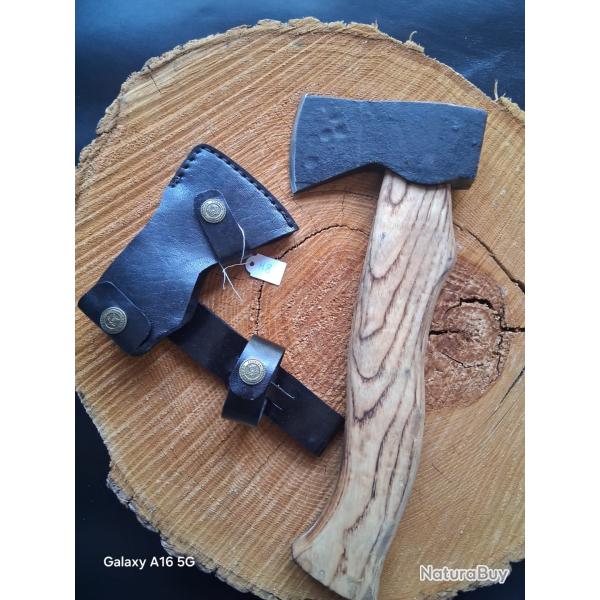 H8 - Hache style Viking - Finition brute - Manche bois - �tui cuir