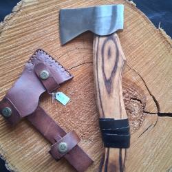 H9 - Hache style Viking - Manche bois vein&eacute; et cuir - &Eacute;tui cuir