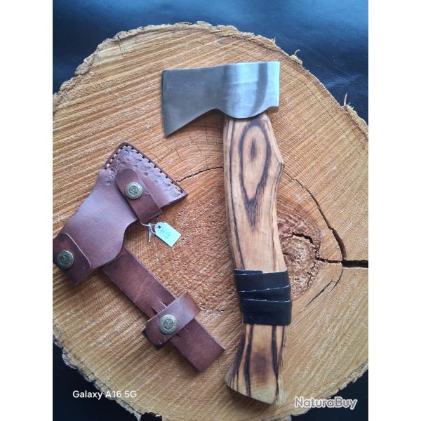 H9 - Hache style Viking - Manche bois vein� et cuir - �tui cuir