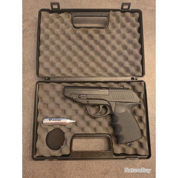 Gamo P 23 avec malette. Pistolet CO2 billes en tres bon etat et parfaitement fonctionnel.
