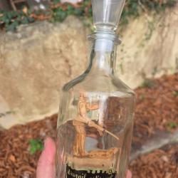 Carafe &agrave; Whisky ou &agrave; alcool avec &agrave; l'int&eacute;rieur une sculpture en bois chasseur chien li&egrave;vre