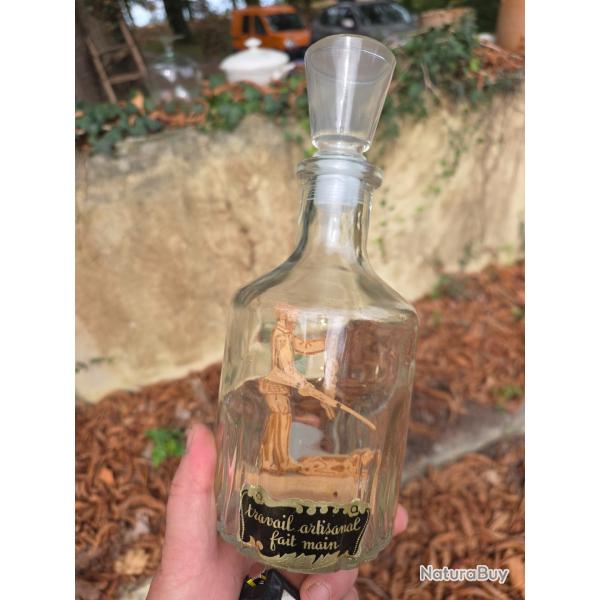 Carafe � Whisky ou � alcool avec � l'int�rieur une sculpture en bois chasseur chien li�vre
