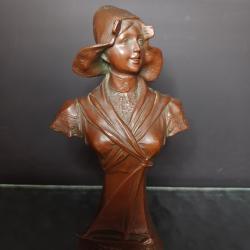 Buste la femme souriante, coiff&eacute;e d'un chapeau traditionnel breton