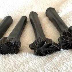Lot de 4 poin&ccedil;ons /&eacute;tampes/matrices anciens en acier aux motifs floraux