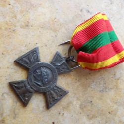 Croix du Combattant Volontaire 1914-1918 b&eacute;li&egrave;re diff&eacute;rente +rare bronze  jus 37mm ( + grande )