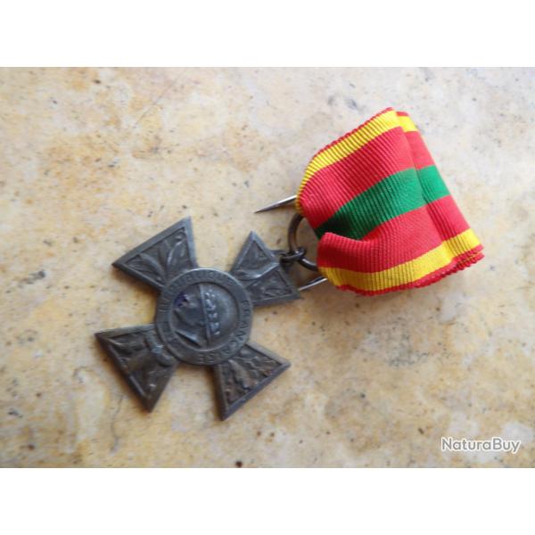 Croix du Combattant Volontaire 1914-1918 b�li�re diff�rente +rare bronze  jus 37mm ( + grande )