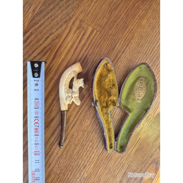 Petite pipe sculpt�e animali�re avec �tui fin 19�me.