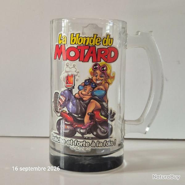 Chope � bi�re en verre transparent avec humoristique et inscription � La blonde du MOTARD �