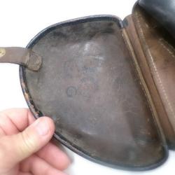 Tr&egrave;s bel &eacute;tui d'officier en cuir noir pour revolver mod&egrave;le 1892.