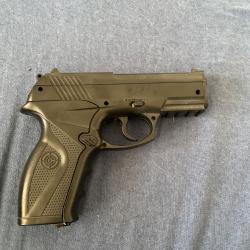 Pistolet &agrave; air comprim&eacute; CROSMAN C11 de calibre 4,5mm. Excellent &eacute;tat, quasiment jamais utilis&eacute;.