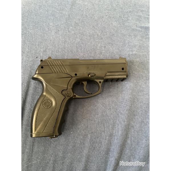 Pistolet � air comprim� CROSMAN C11 de calibre 4,5mm. Excellent �tat, quasiment jamais utilis�.