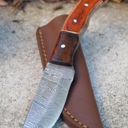 Couteau Skinner Lame Acier Damas 256 Couches Manche 2 Bois Etui Simili Cuir Fabric Artisanale 001