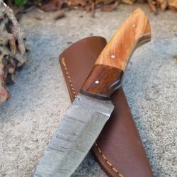 Couteau Skinner Lame Acier Damas 256 Couches Manche 2 Bois Etui Simili Cuir Fabric Artisanale 002