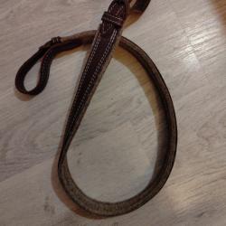 Bretelle AKAH pour armes longues en cuir et rembourrage en laineBretelle en cuir 100% naturel cousu