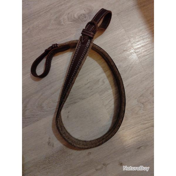 Bretelle AKAH pour armes longues en cuir et rembourrage en laineBretelle en cuir 100% naturel cousu