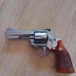 Smith & Wesson 686 - 3  357 MAGNUM