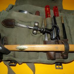 ARMEE SUISSE :  TROUSSE A OUTILS COMPLETE POUR ARTIFICIER , NOMBREUX OUTILS , BON  ETAT VOIR PHOTOS