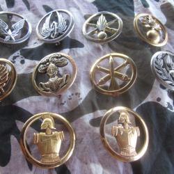 LOT 10 INSIGNES MILITAIRES DE BERET TOUS DIFFERENTS LOT B