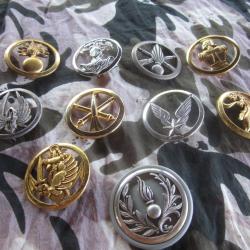 LOT 10 INSIGNES MILITAIRES DE BERET TOUS DIFFERENTS LOT C