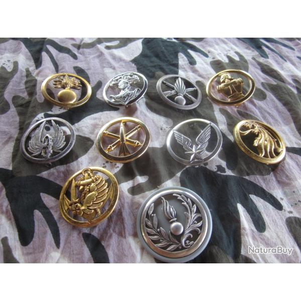LOT 10 INSIGNES MILITAIRES DE BERET TOUS DIFFERENTS LOT C