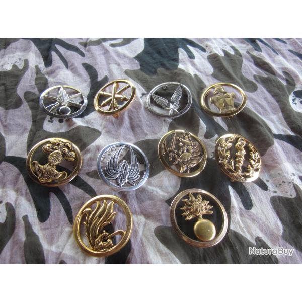 LOT 10 INSIGNES MILITAIRES DE BERET TOUS DIFFERENTS LOT D