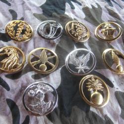 LOT 10 INSIGNES MILITAIRES DE BERET TOUS DIFFERENTS LOT E