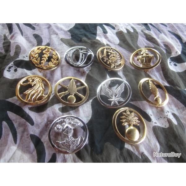 LOT 10 INSIGNES MILITAIRES DE BERET TOUS DIFFERENTS LOT E