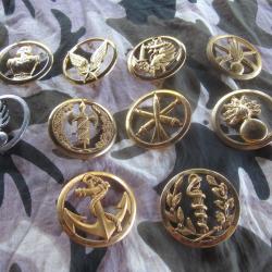 LOT 10 INSIGNES MILITAIRES DE BERET TOUS DIFFERENTS LOT F