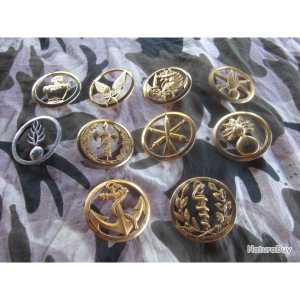 LOT 10 INSIGNES MILITAIRES DE BERET TOUS DIFFERENTS LOT F