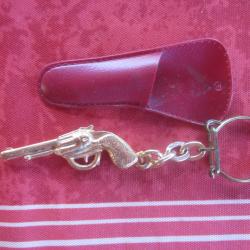 PORTE CLE ANCIEN PISTOLET DE COWBOY ETUI ROUGE LALANDE ARMURERIE COMPIEGNE