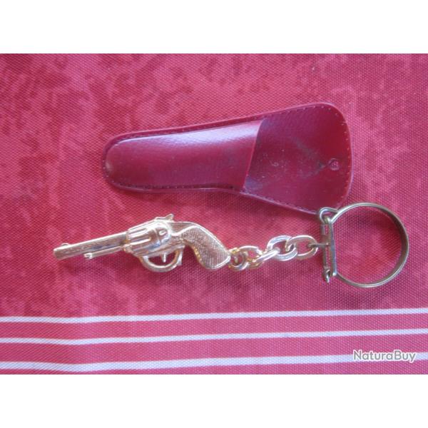 PORTE CLE ANCIEN PISTOLET DE COWBOY ETUI ROUGE LALANDE ARMURERIE COMPIEGNE