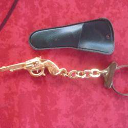 PORTE CLE ANCIEN PISTOLET DE COWBOY ETUI VERT LALANDE ARMURERIE COMPIEGNE