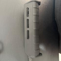 Tringlerie Mossberg avec garde main Magpul / arme non incluse