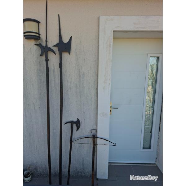 Lot d�coratif m�di�val - 2 hallebardes, arbal�te et hache - XXe si�cle