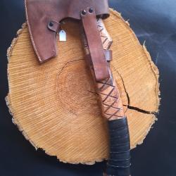 H10 - Hache style Viking grand format, manche sculpt&eacute; et &eacute;tui cuir