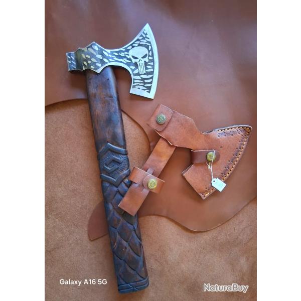 H12 - Hache The Punisher avec manche sculpt� et �tui cuir