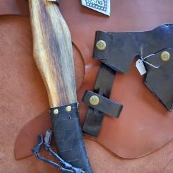 H13 - Hache style Viking grav&eacute;e, manche bois et &eacute;tui cuir
