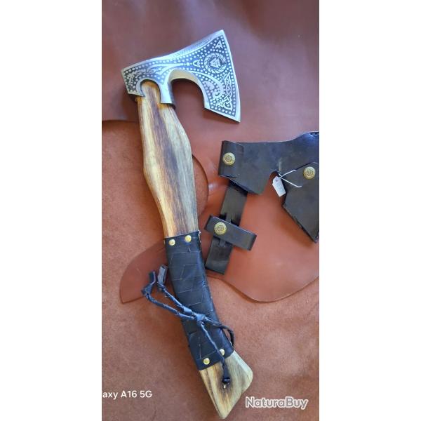H13 - Hache style Viking grav�e, manche bois et �tui cuir