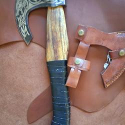 H14 - Hache style Viking d&eacute;cor&eacute;e, manche bois et &eacute;tui cuir