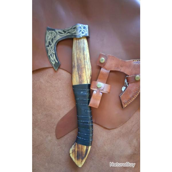 H14 - Hache style Viking d�cor�e, manche bois et �tui cuir