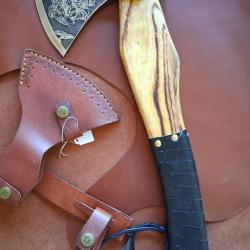 H15 - Hache style Viking grav&eacute;e, manche bois et &eacute;tui cuir