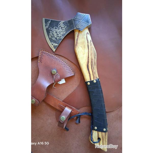 H15 - Hache style Viking grav�e, manche bois et �tui cuir