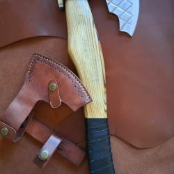 H16 - Grande hache style Viking, manche bois et &eacute;tui cuir