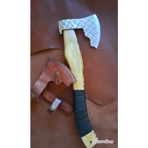 H16 - Grande hache style Viking, manche bois et �tui cuir