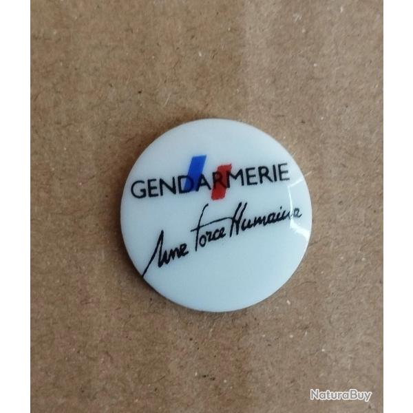PIN'S PIN PORCELAINE GENDARMERIE UNE FORCE HUMAINE