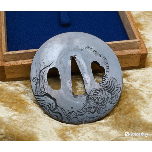 Tsuba en Shibuichi sur le th�me du Tigre