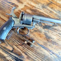Revolver 9 mm Broche en l'&eacute;tat