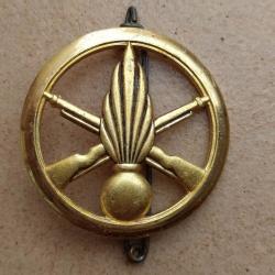 INSIGNE DE BERET ARMEE FRANCAISE INFANTERIE  COINDEROUX  PARIS   insigne n1